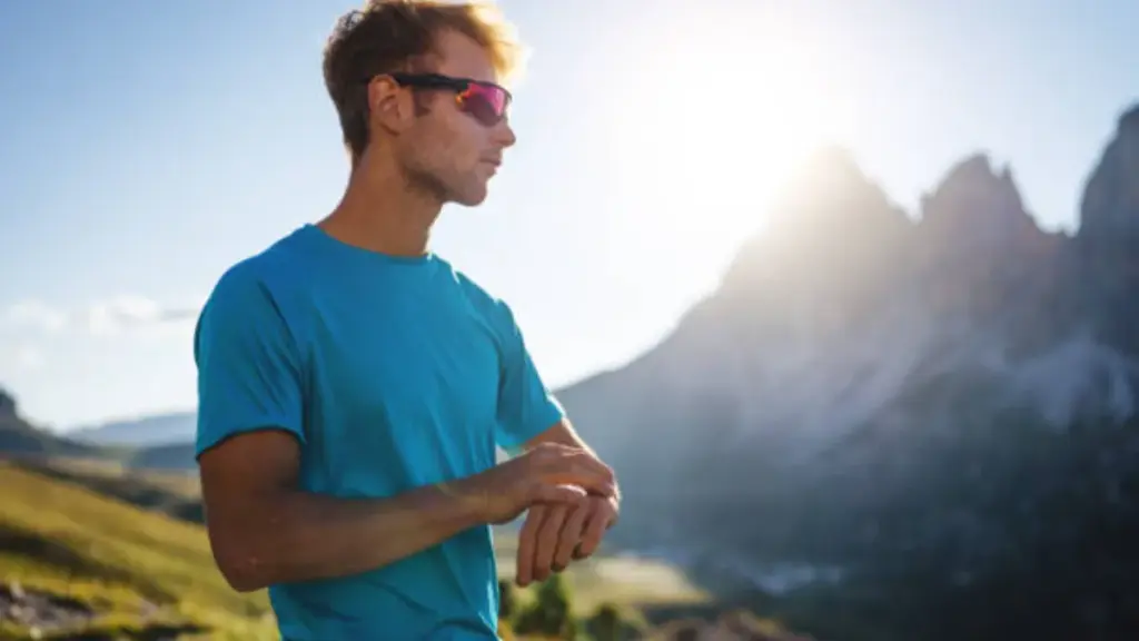 Polarized vs Photochromic Lenses for Sports Sunglasses: Which One Fits Your Line?