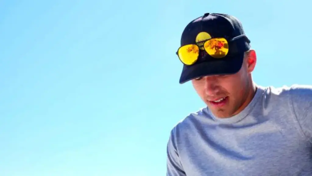 How to Wear Baseball Sunglasses: Fit, Cap, and No-Slip Tips